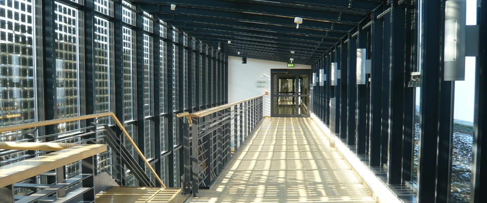 Die Abbildung zeigt ein Treppenhaus im Gebäudetrakt